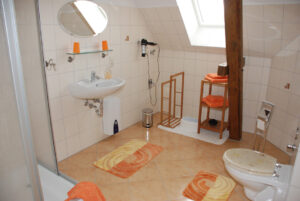 Ferienwohnung "Dahlienzauber", Badezimmer - Tourismushof Clewes Grün