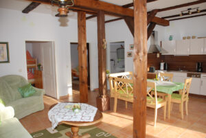 Ferienwohnung "Immergrün", Wohnbereich mit Küche - Tourismushof Clewes Grün