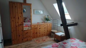 Ferienwohnung "Dahlienzauber" -Schlafzimmer/Schränke