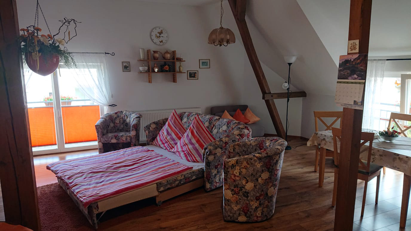 Ferienwohnung "Dahlienzauber" -Wohnbereich mit Ausziehcouch