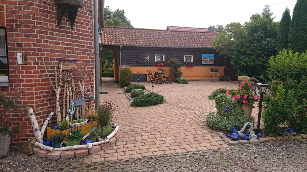 Clewes Grün - Hofansicht Brunnen Clewes Grün - Hofansicht Brunnen