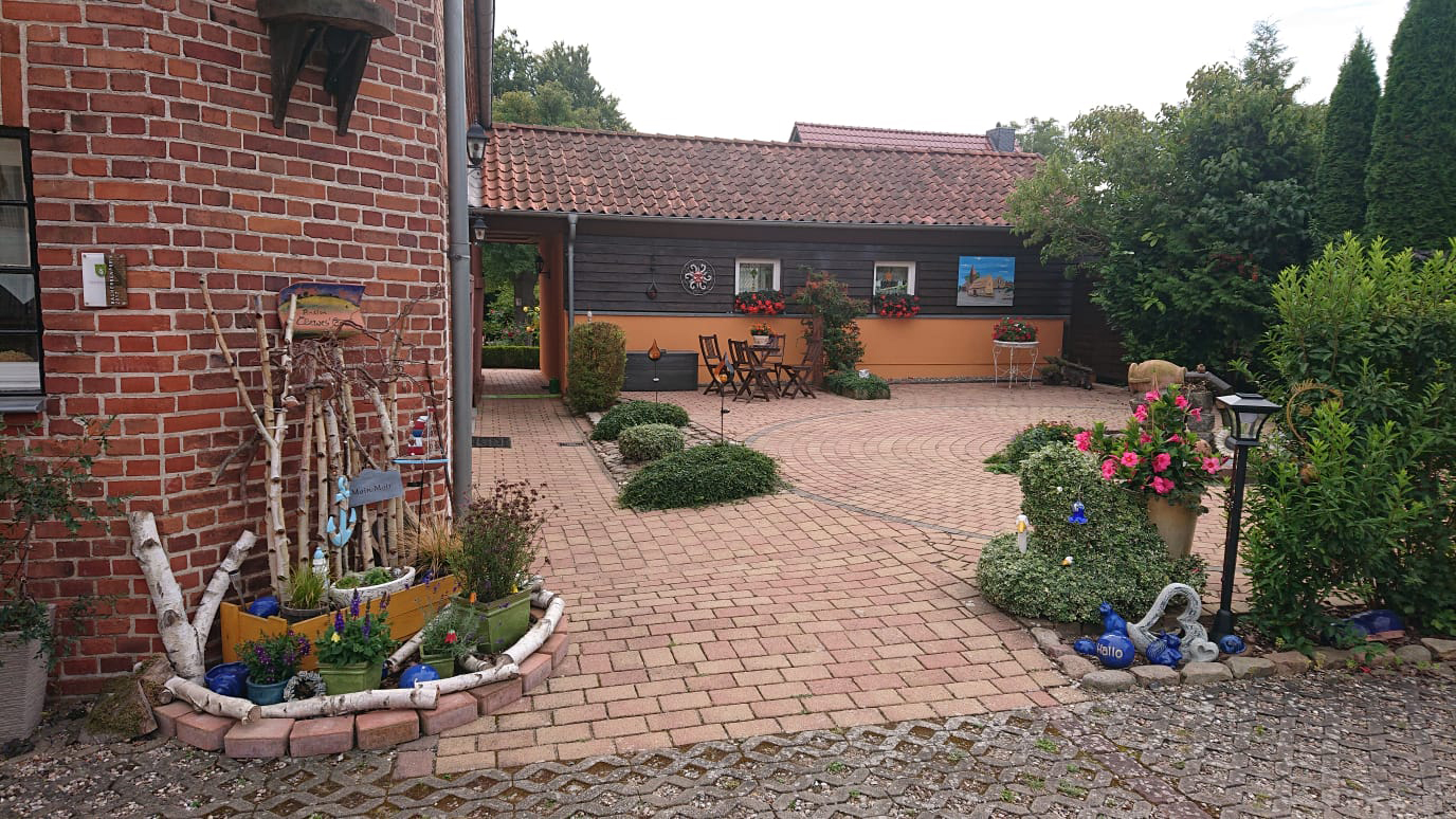 Clewes Grün - Hofansicht Brunnen