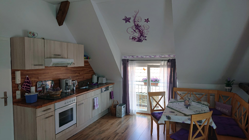 Ferienwohnung "Fliedertraum" - Küche mit Essbereich
