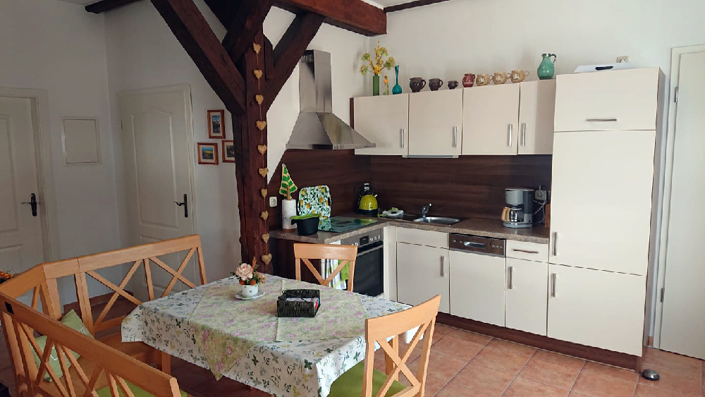 Ferienwohnung "Immergrün" - Küche mit Essbereich